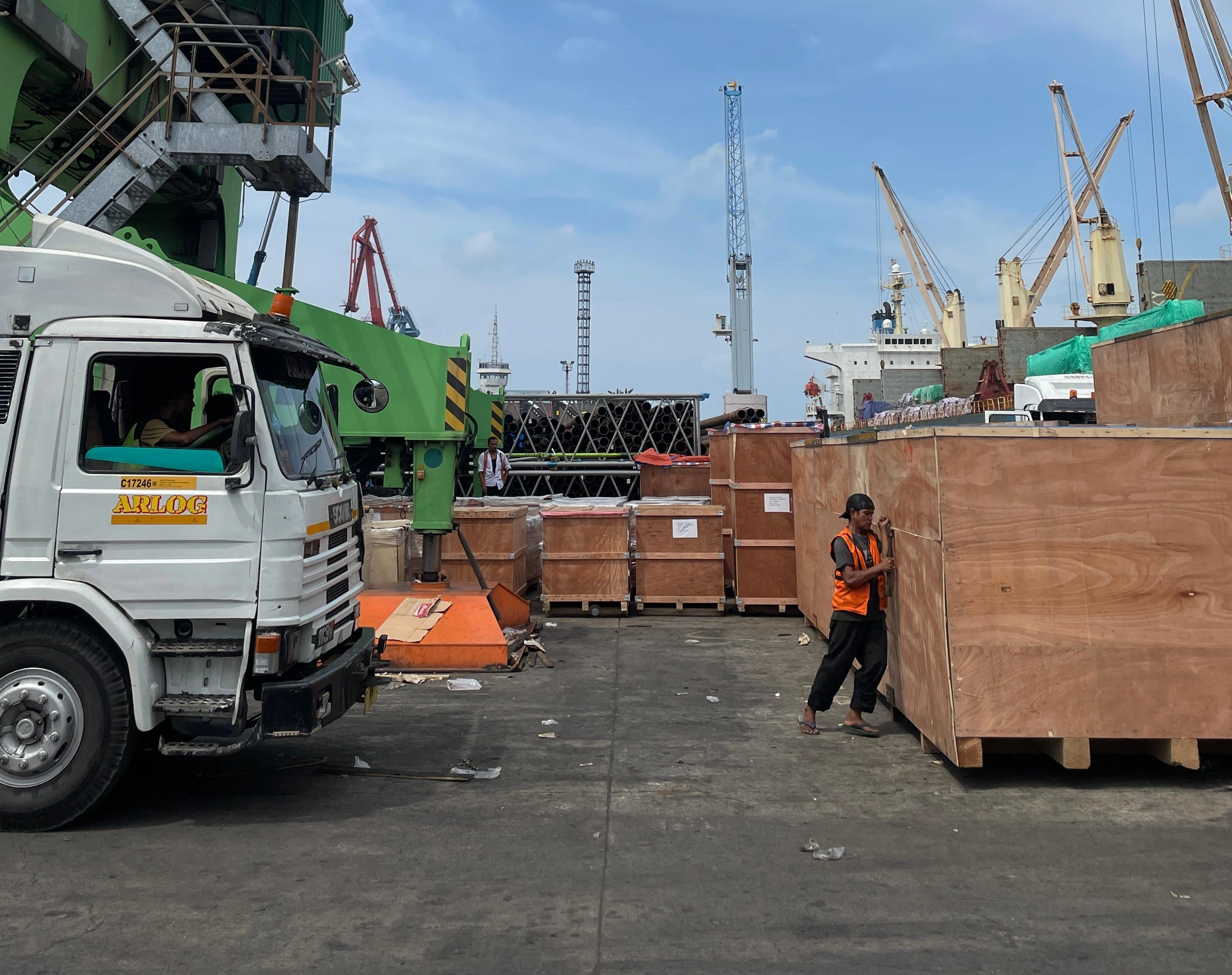 Port crane loading project cargo